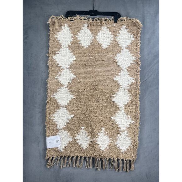 Urban Outfitters Diamond Border Woven Cozy Shag Rag Rug 2 x 3 Foot Beige White - Picture 2 of 7